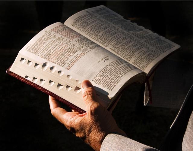 Biblia vs celular